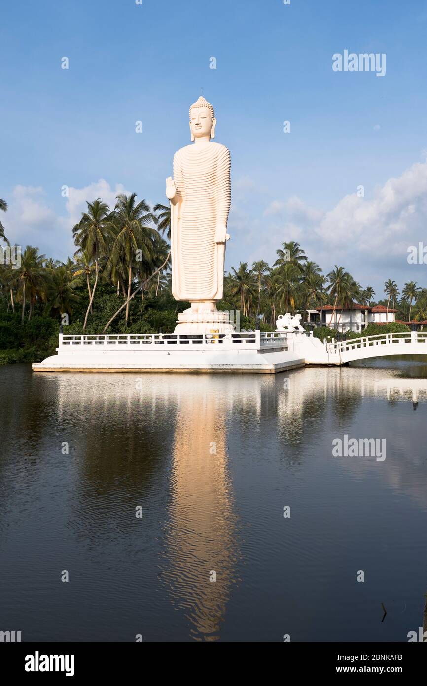 dh Tsunami Honganji Vihara HIKKADUWA SRI LANKA statua del Buddha Monumento Tsunamis altezza onda di commercio 2004 monumento disastro Foto Stock