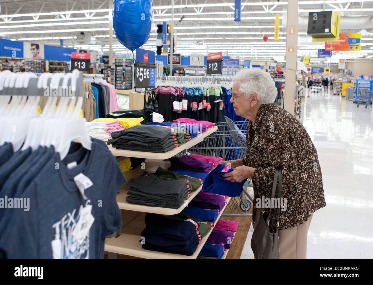 San Marcos, Texas USA, 2012: Negozi di donne bianche anziane presso un Wal-Mart Supercenter. ©Marjorie Kamys Cotera/Daemmrich Photos Foto Stock