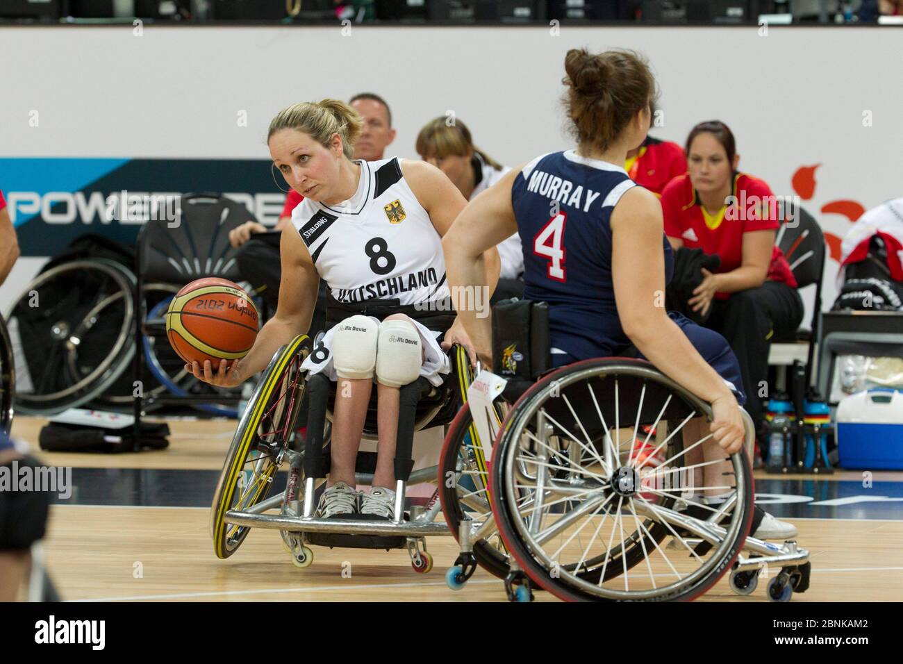 Londra Inghilterra, settembre 1 2012: Annika Zeyen, in Germania, afferra il basket tra i giocatori degli Stati Uniti durante una partita di basket femminile in carrozzina presso la London Paralympics. ©Bob Daemmrich Foto Stock