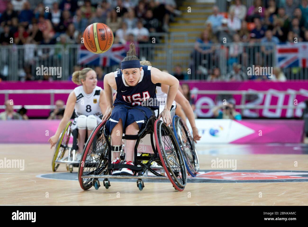 Londra Inghilterra, settembre 1 2012: Desi Miller USA insegue una palla sciolta durante la perdita del 54-48 della squadra americana in Germania al London Paralympics. ©Bob Daemmrich Foto Stock