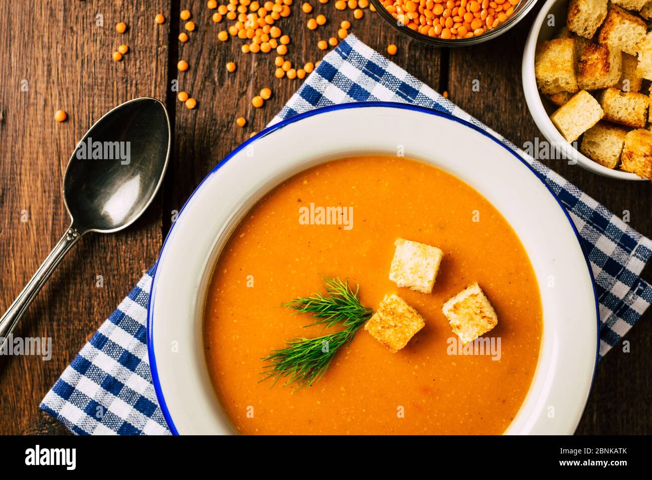 Gustosa zuppa di lenticchie, vista dall'alto, cucina orientale Foto Stock