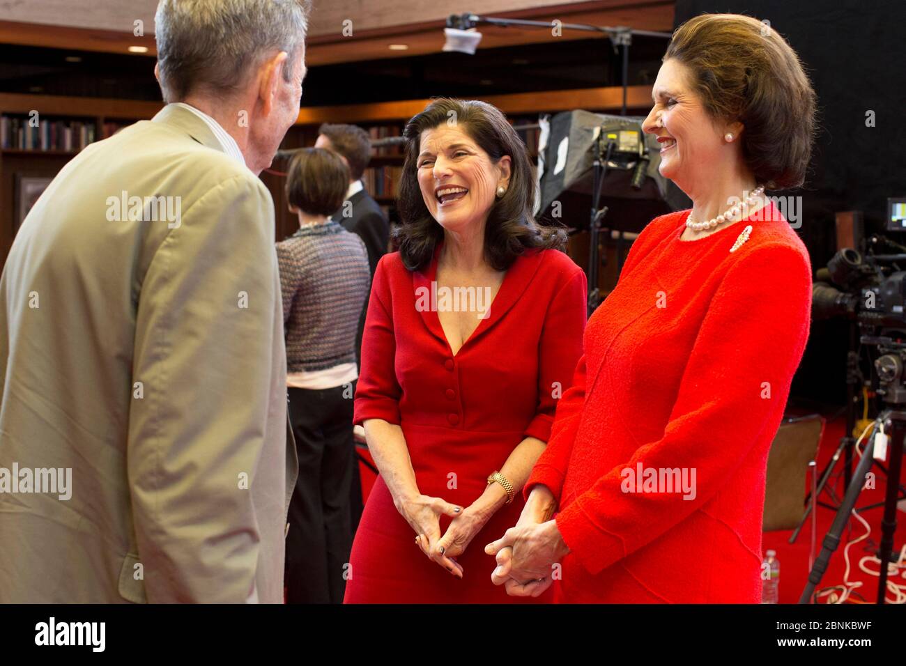 Austin, Texas USA, novembre 2012: Ex Stati Uniti Il procuratore generale, avvocato e attivista Ramsey Clark (l) visita a sorpresa le figlie del presidente Lyndon B. Johnson, luci Baines Johnson (c) e Lynda Johnson Robb (r) presso la biblioteca LBJ. Clark, 84 anni, è stato il procuratore generale del presidente Lyndon B. Johnson dal 1967 al 1969. ©Bob Daemmrich Foto Stock