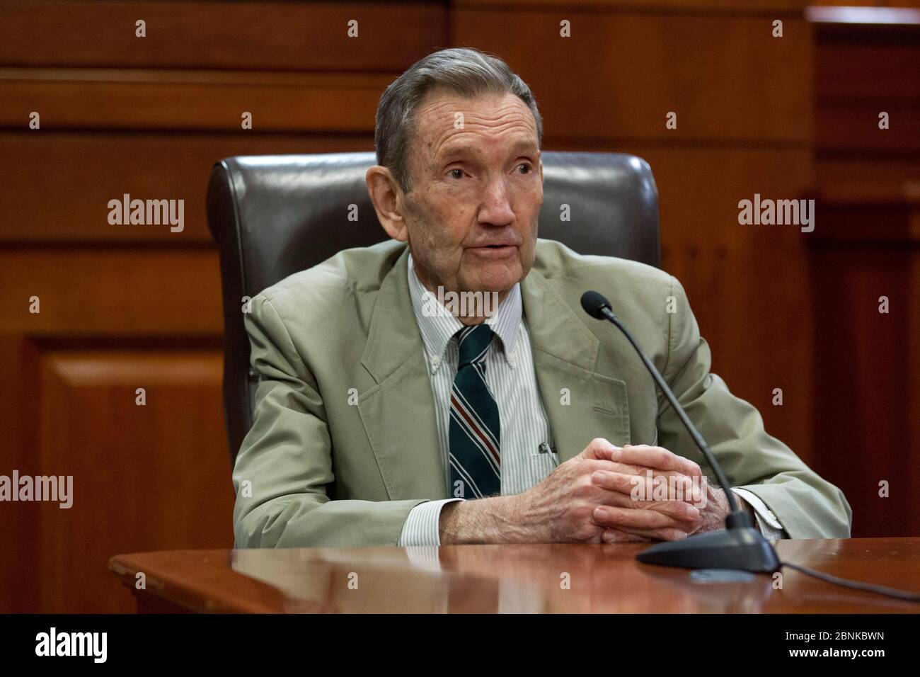 Austin, Texas USA, novembre 2012: Ex Stati Uniti Il procuratore generale, l'avvocato e attivista Ramsey Clark parla agli studenti della University of Texas Law School, discutendo la sua carriera decennale in difesa dei famigerati imputati di tutto il mondo. Clark, 84 anni, è stato il procuratore generale del presidente Lyndon B. Johnson dal 1967 al 1969. ©Bob Daemmrich Foto Stock