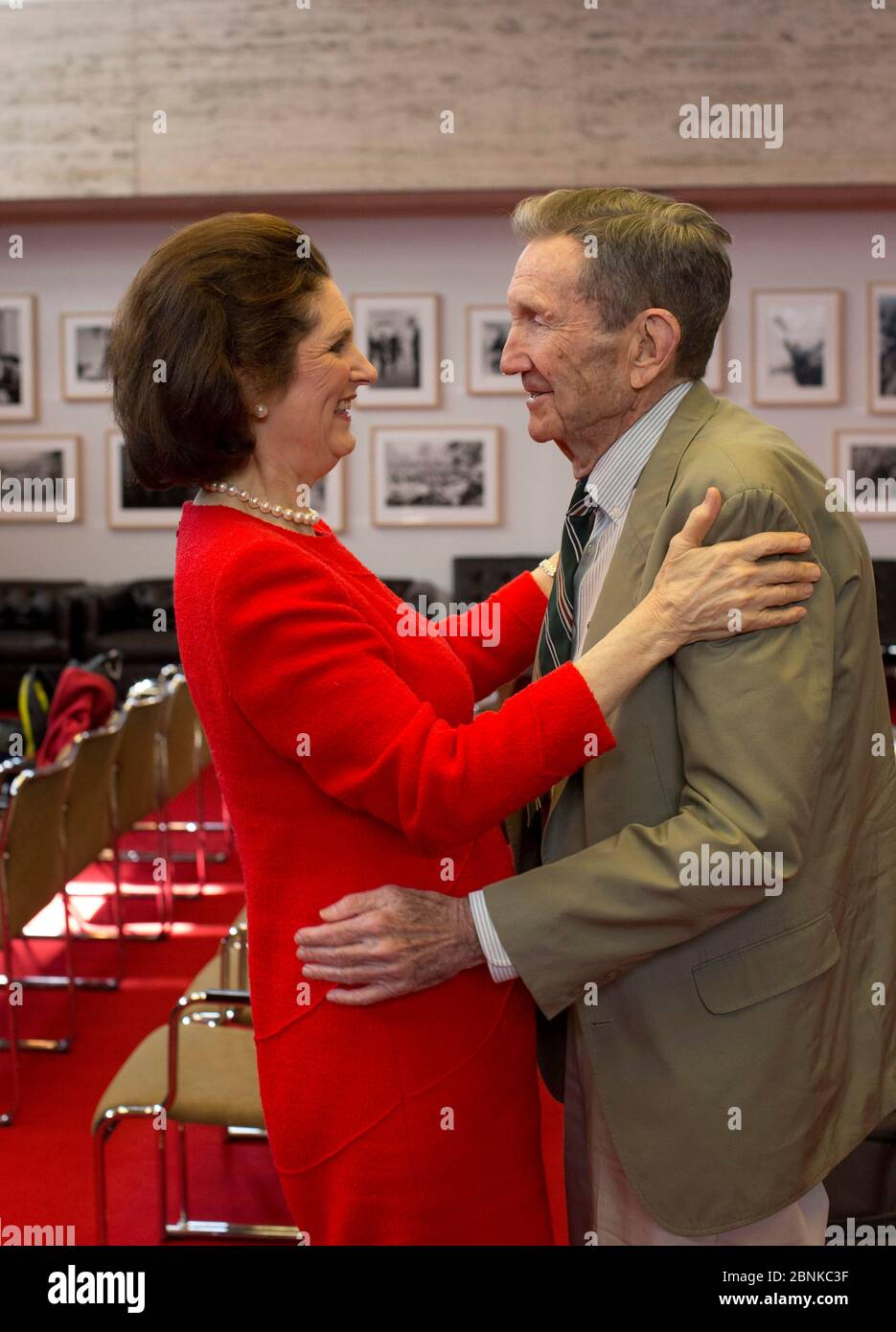 Austin, Texas USA, novembre 2012: Ex Stati Uniti Il procuratore generale, avvocato e attivista Ramsey Clark (r) visita a sorpresa la figlia del presidente Lyndon B. Johnson, Lynda Johnson Robb (l), presso la biblioteca LBJ. Clark, 84 anni, è stato avvocato generale del presidente Lyndon B. Johnson dal 1967 al 1969. ©Bob Daemmrich Foto Stock