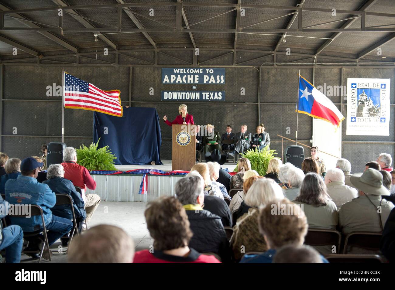 Apache Pass Texas USA, ottobre 2012: USA Il senatore Kay Bailey Hutchison parla della dedicazione del primo cartello stradale lungo la parte del Texas di El Camino Real del los Tejas National Historic Trail che sarà installato al Passo Apache nella contea di Milam, ©Bob Daemmrich Foto Stock