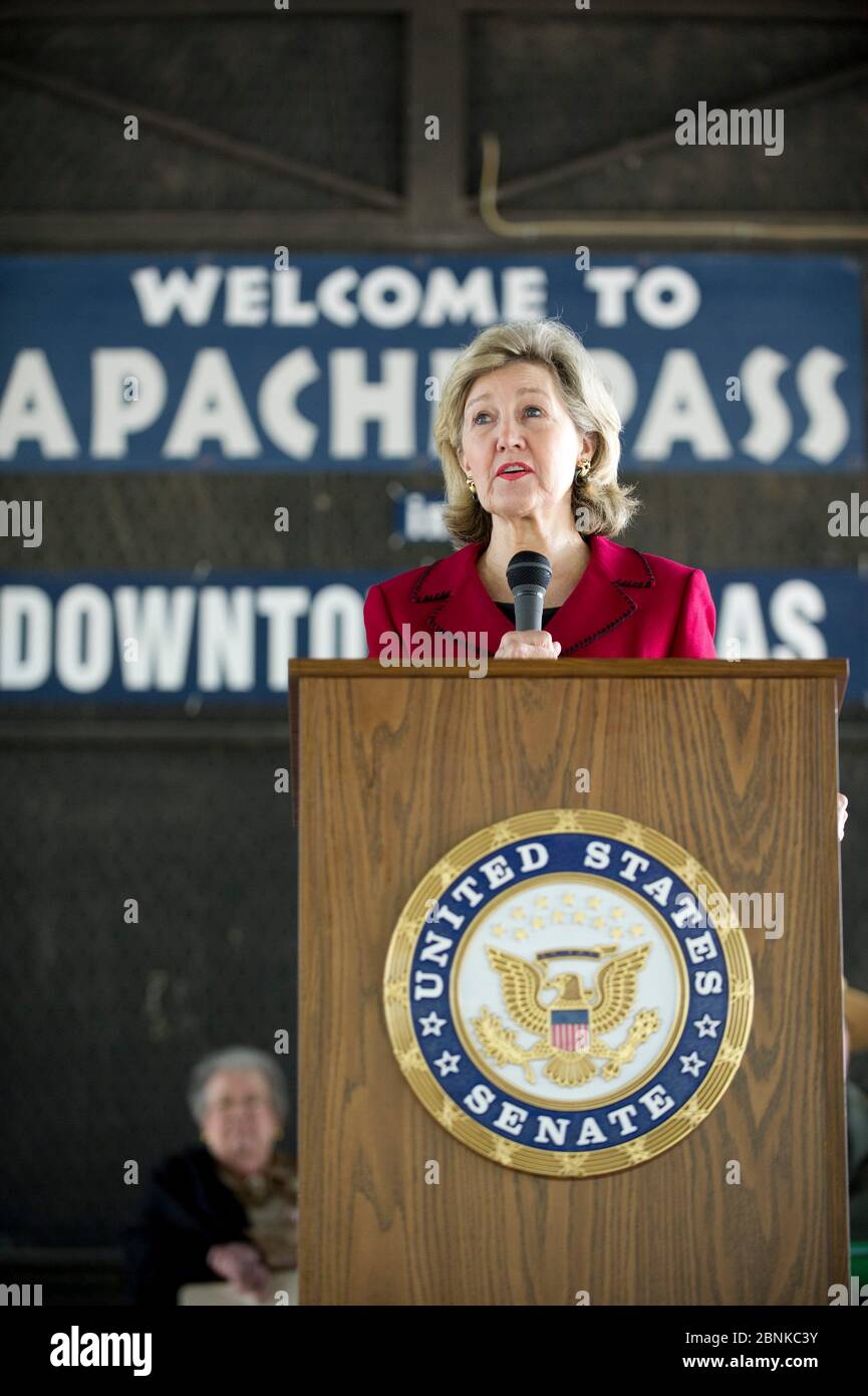 Apache Pass Texas USA, ottobre 2012: USA Il senatore Kay Bailey Hutchison parla della dedicazione del primo cartello stradale lungo la parte del Texas di El Camino Real del los Tejas National Historic Trail che sarà installato al Passo Apache nella contea di Milam, ©Bob Daemmrich Foto Stock