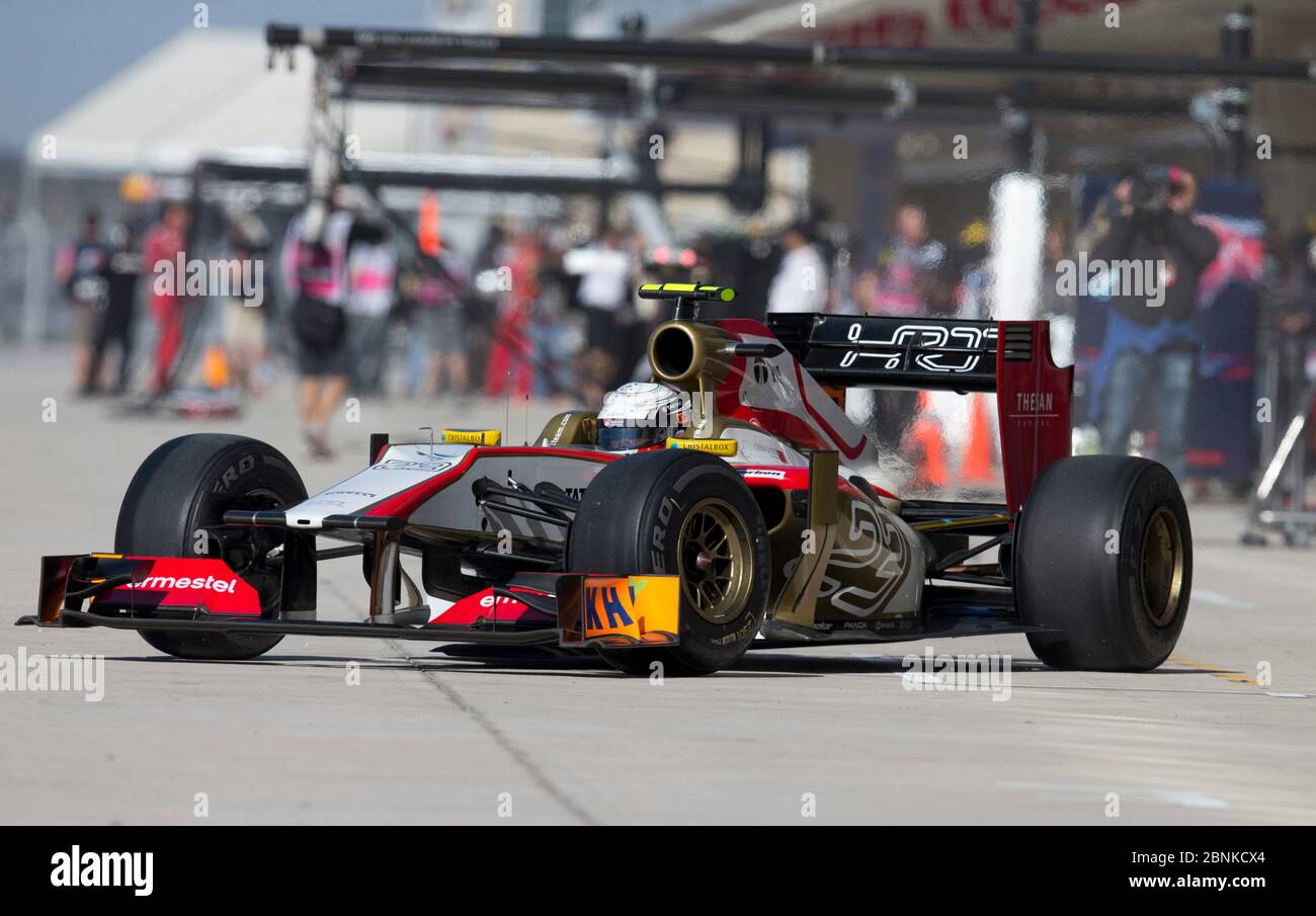 Austin Texas USA, 16 novembre 2012: Il driver Narain Karthikeyan della HRT Formula 1 guida dal garage in pista alla sessione di prove libere di venerdì mattina per il Gran Premio di Formula uno degli Stati Uniti di domenica sul circuito delle Americhe. ©Bob Daemmrich Foto Stock
