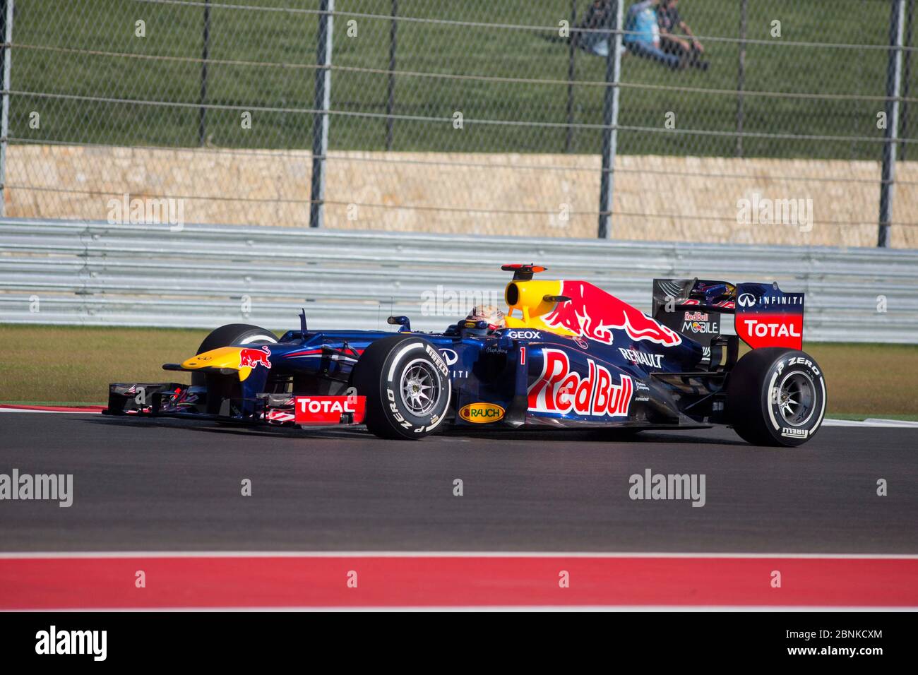 Austin Texas USA, 16 2012 novembre: Il pilota Sebastian Vettel entra in turno 15 durante la sessione di prove libere del venerdì pomeriggio prima della gara del Gran Premio degli Stati Uniti di domenica sul circuito delle Americhe. ©Bob Daemmrich Foto Stock