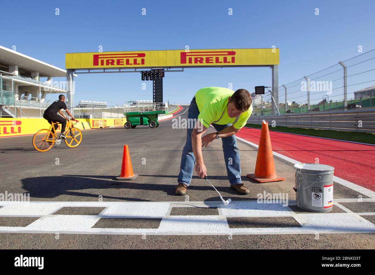 Austin, Texas USA, 14 novembre 2012 :il pittore scozzese Hugh Blackburn dipinge un modello a scacchiera alla linea di partenza mentre i preparativi per la pista continuano per l'evento del Gran Premio degli Stati Uniti di Formula uno di questo fine settimana al nuovo circuito delle Americhe di 3,2 miglia. ©Bob Daemmrich Foto Stock