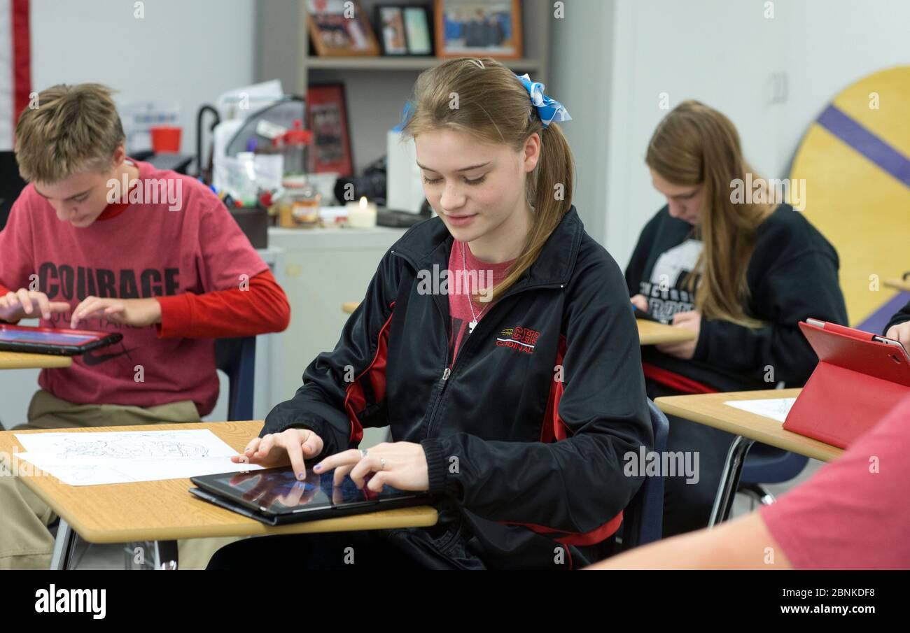 Pflugerville Texas USA, dicembre 14 2012: Studenti di scuole superiori e studenti di scuola superiore Concordia High School utilizzando Apple iPads nella classe di geografia del mondo presso la scuola religiosa privata. ©Bob Daemmrich Foto Stock