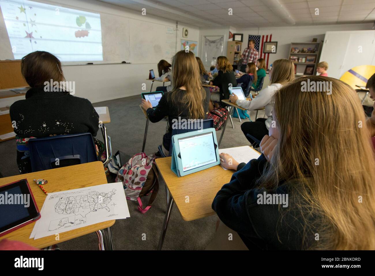 Pflugerville Texas USA, dicembre 14 2012: Studenti di scuole superiori e studenti di scuola superiore Concordia High School utilizzando Apple iPads nella classe di geografia del mondo presso la scuola religiosa privata. ©Bob Daemmrich Foto Stock