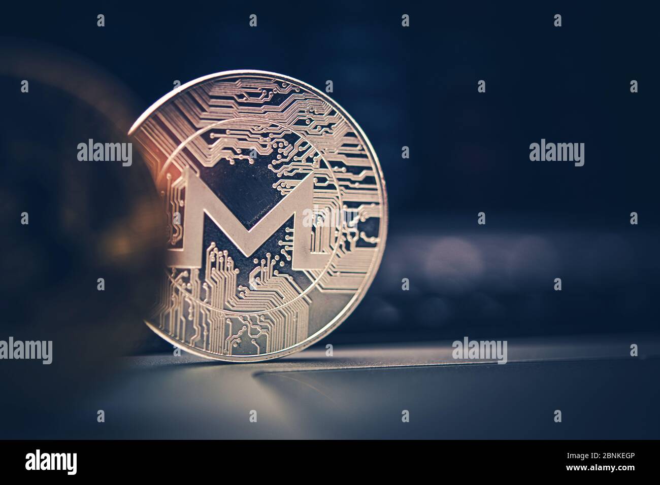 Primo piano del moneta privata Monero Cryptocurrency collocato sulla parte superiore del tavolo. Foto Stock