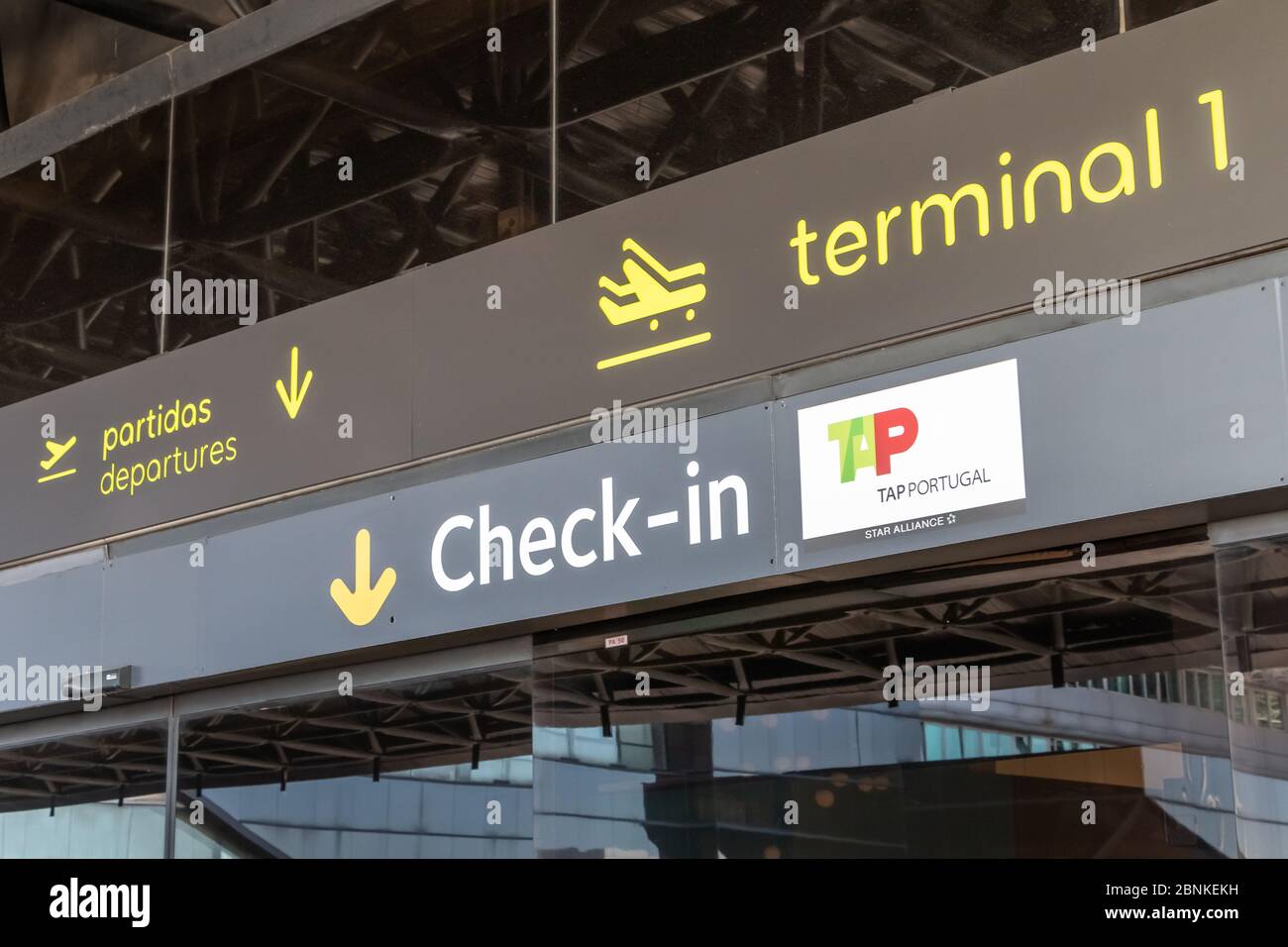 Lisbona, Portogallo - 11 maggio 2018: Cartello che indica l'ingresso al check-in e alle partenze del Terminal 1 dell'aeroporto internazionale di Lisbona in primavera Foto Stock