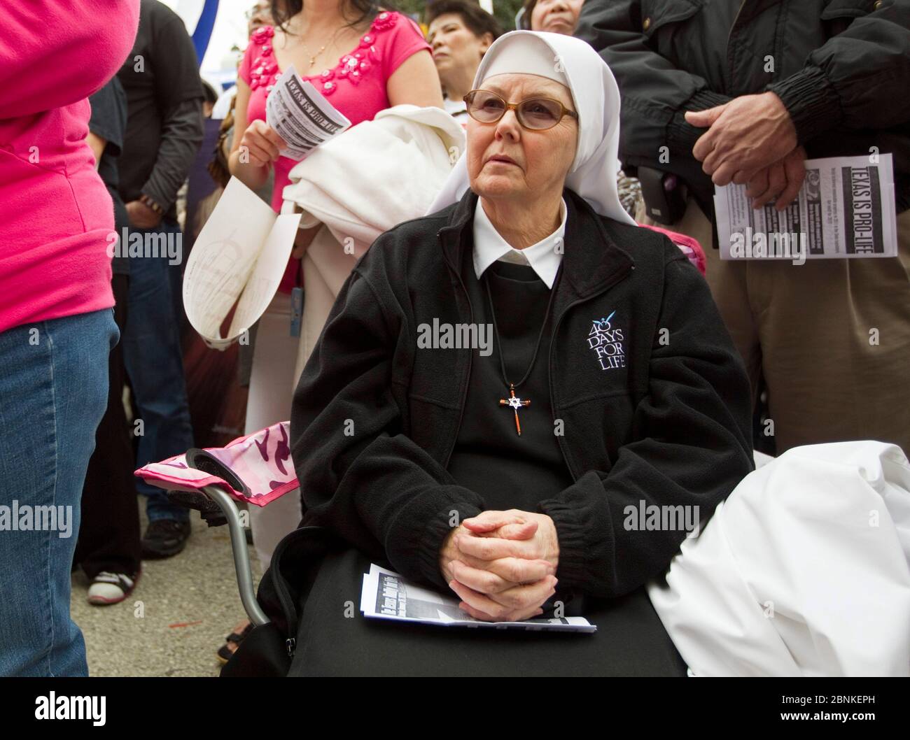 Austin, Texas USA, 26th gennaio 2013: Una grande folla si riunisce al Campidoglio del Texas per un rally annuale anti-aborto, pro-vita, tra cui una suora che indossa la sua abitudine ascoltando un oratore. Foto Stock
