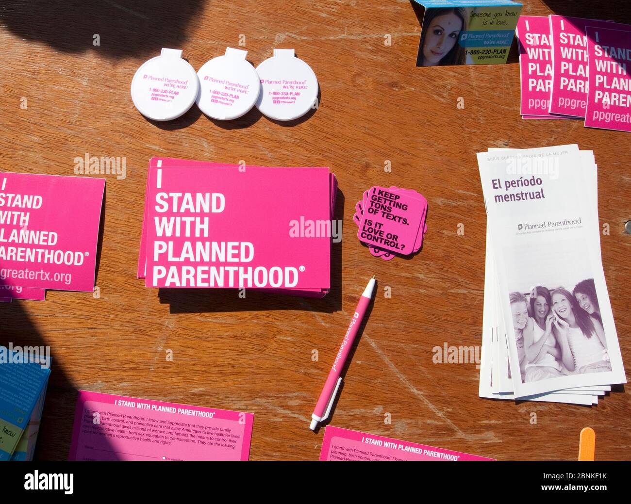 Austin Texas USA, 21 gennaio 2013: Informazioni sui servizi di Planned Parenthood in inglese e spagnolo disposti sul tavolo al festival all'aperto nel piccolo campus universitario. Foto Stock