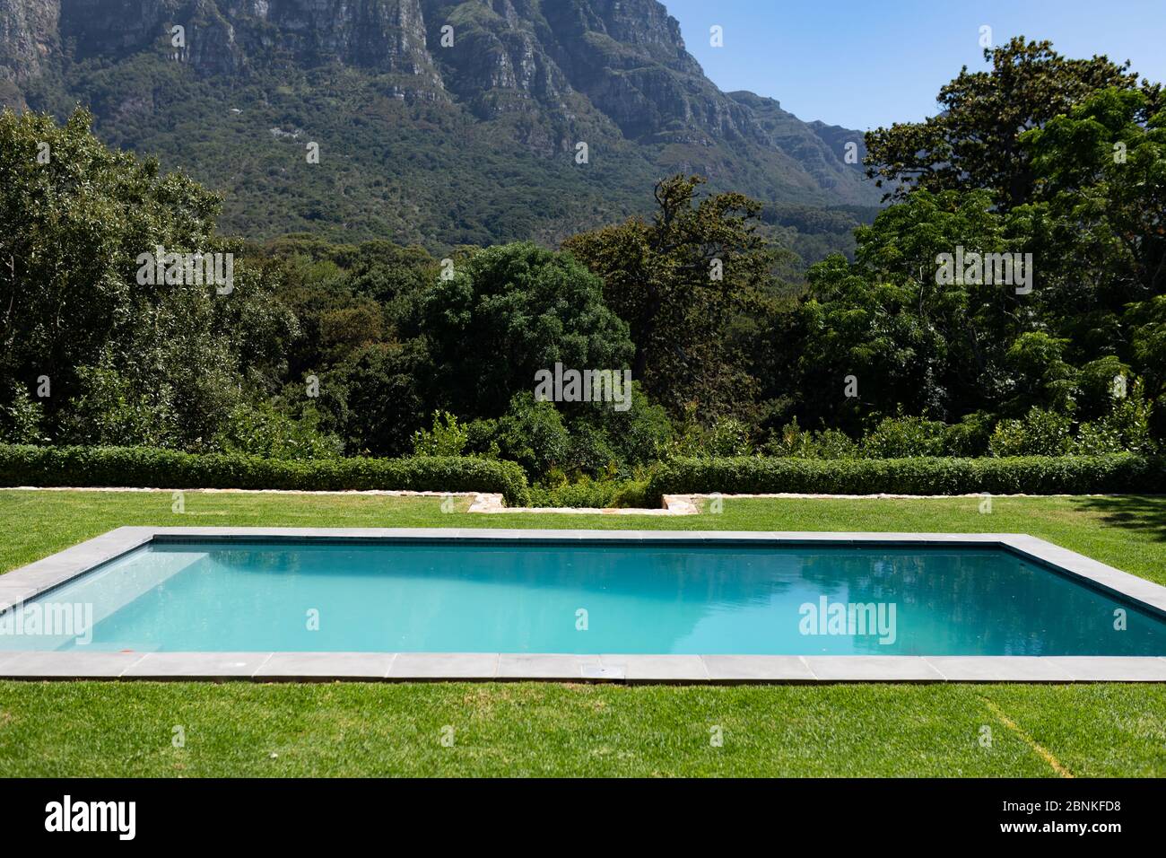 Magnifica vista di una piscina in piedi in un giardino Foto Stock