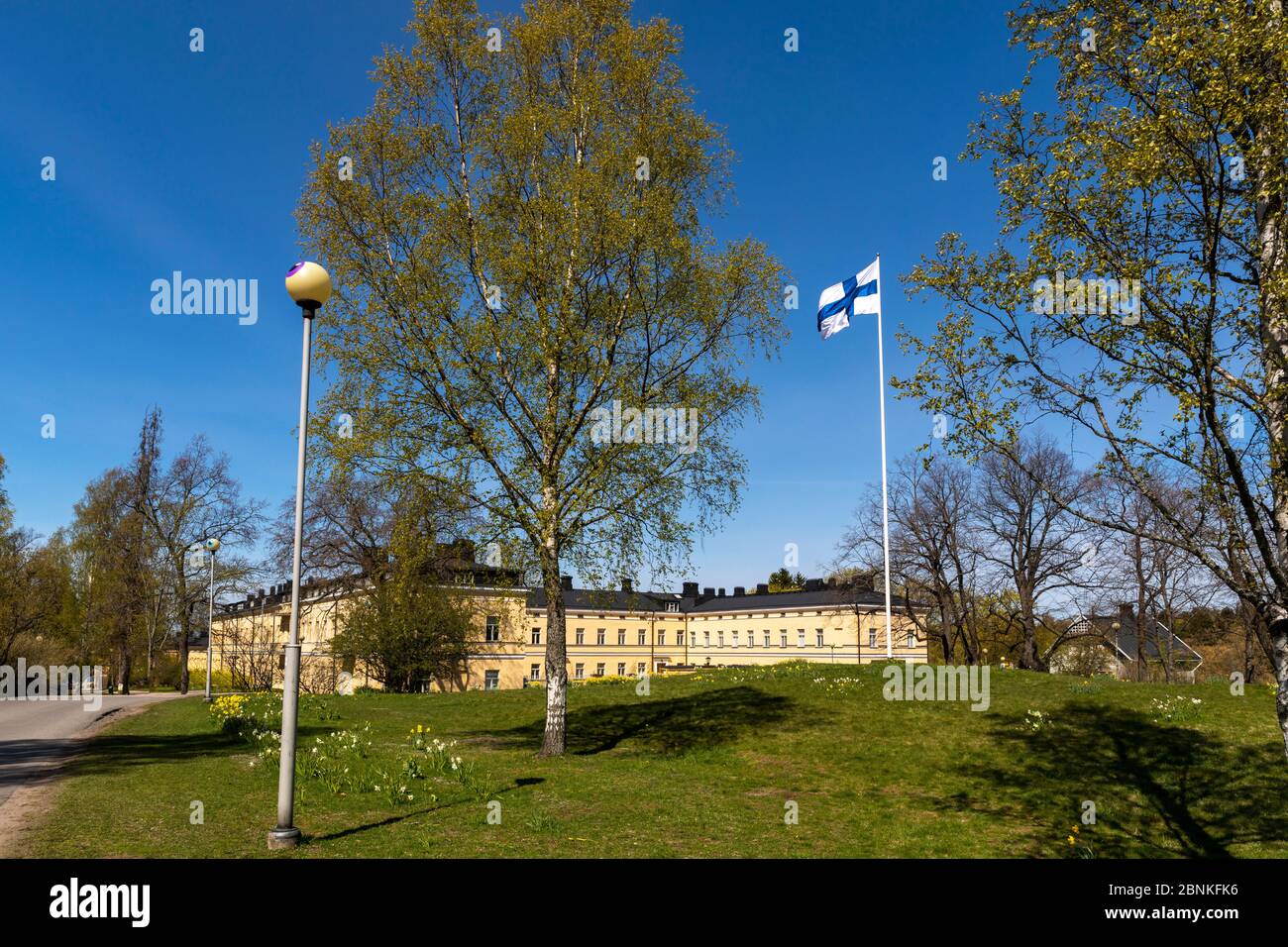 Edificio storico con un bellissimo parco intorno ad Helsinki, Finlandia, senza persone. Foto Stock