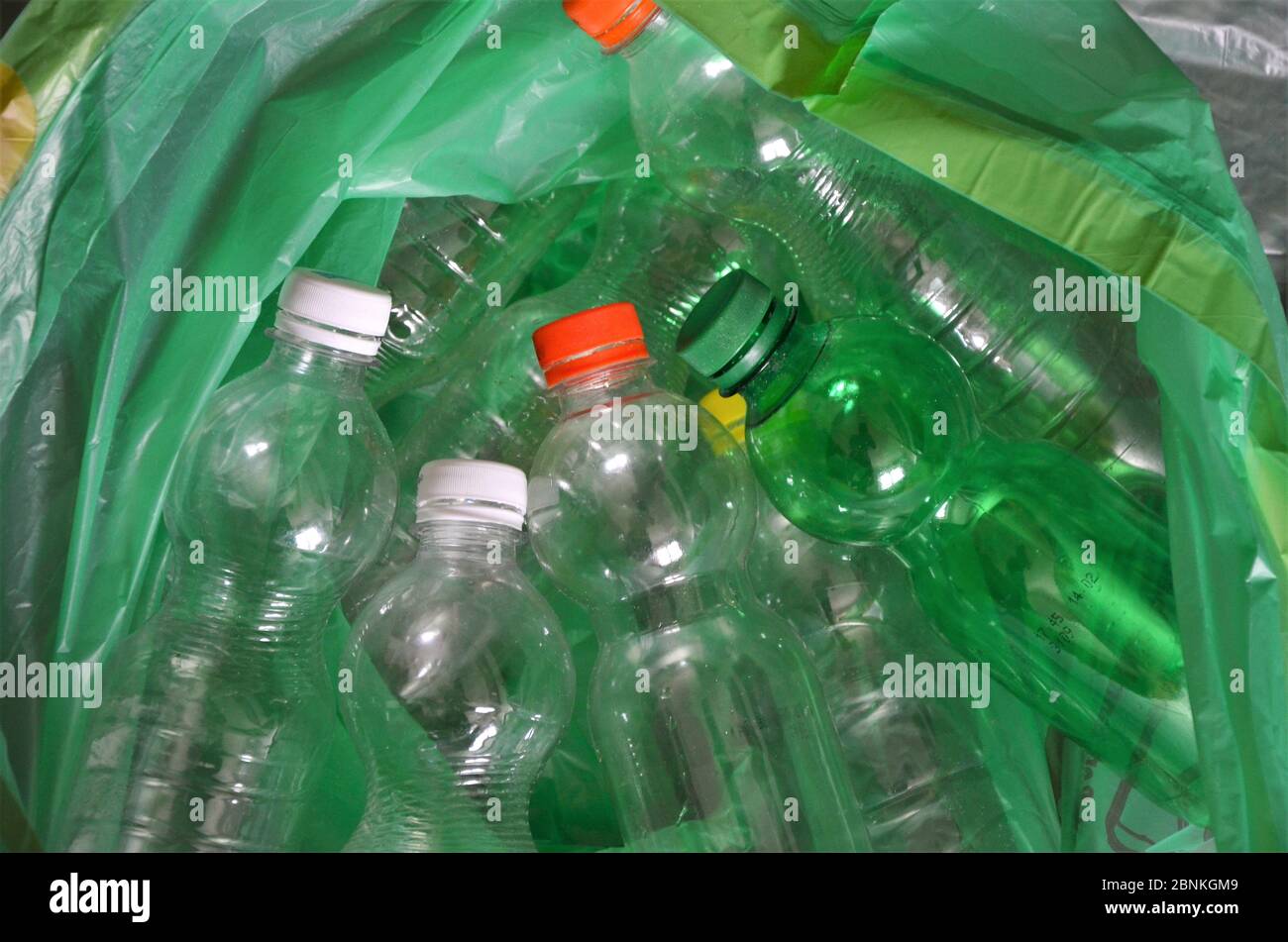 beva le bottiglie in sacchetto per rifiuti Foto Stock