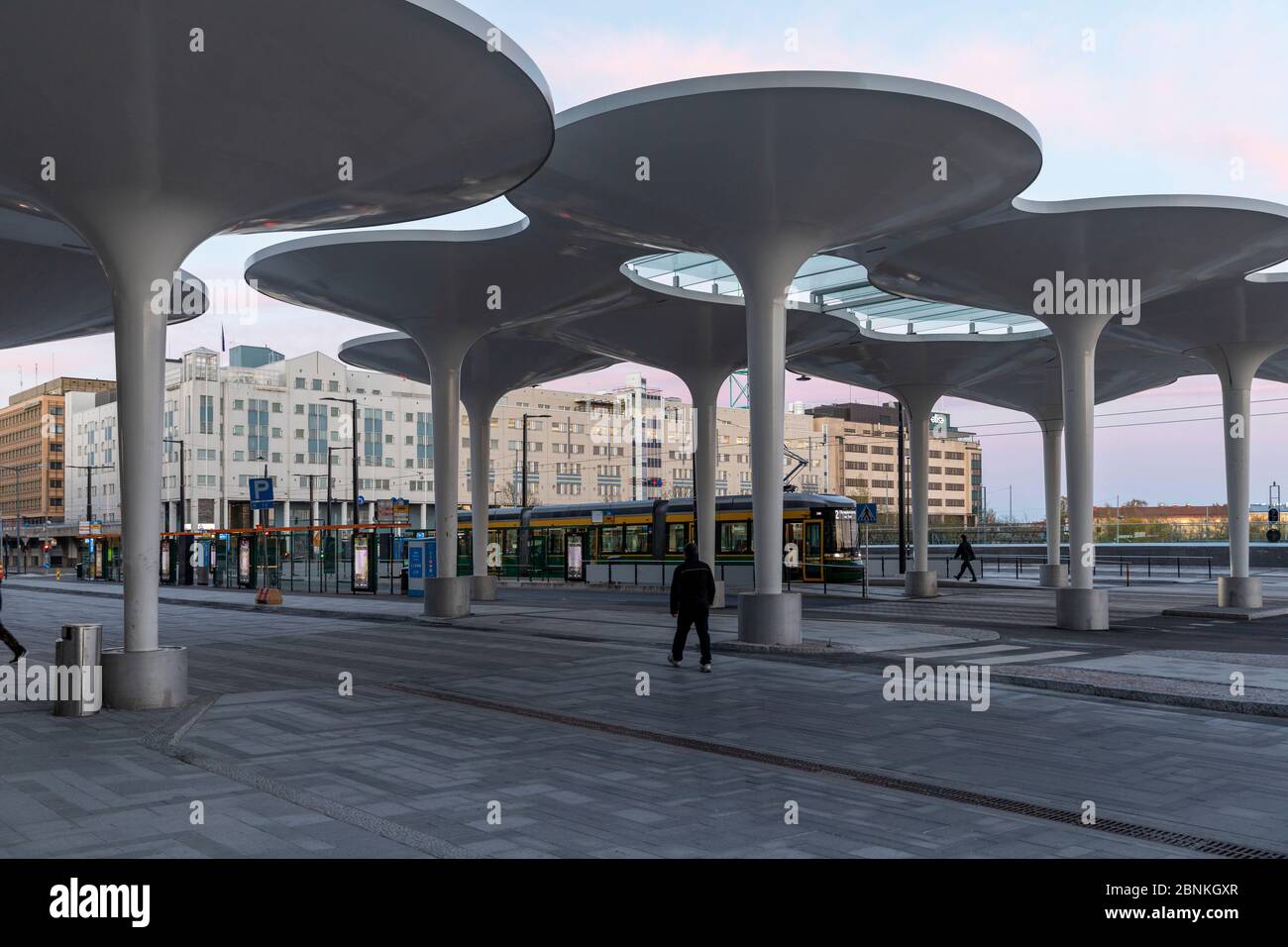 Helsinki, Finlandia - 9 maggio 2020: La stazione ferroviaria di Pasila è un punto di snodo dei trasporti pubblici a Helsinki. E' la seconda stazione ferroviaria piu' trafficate in Finlandia An Foto Stock
