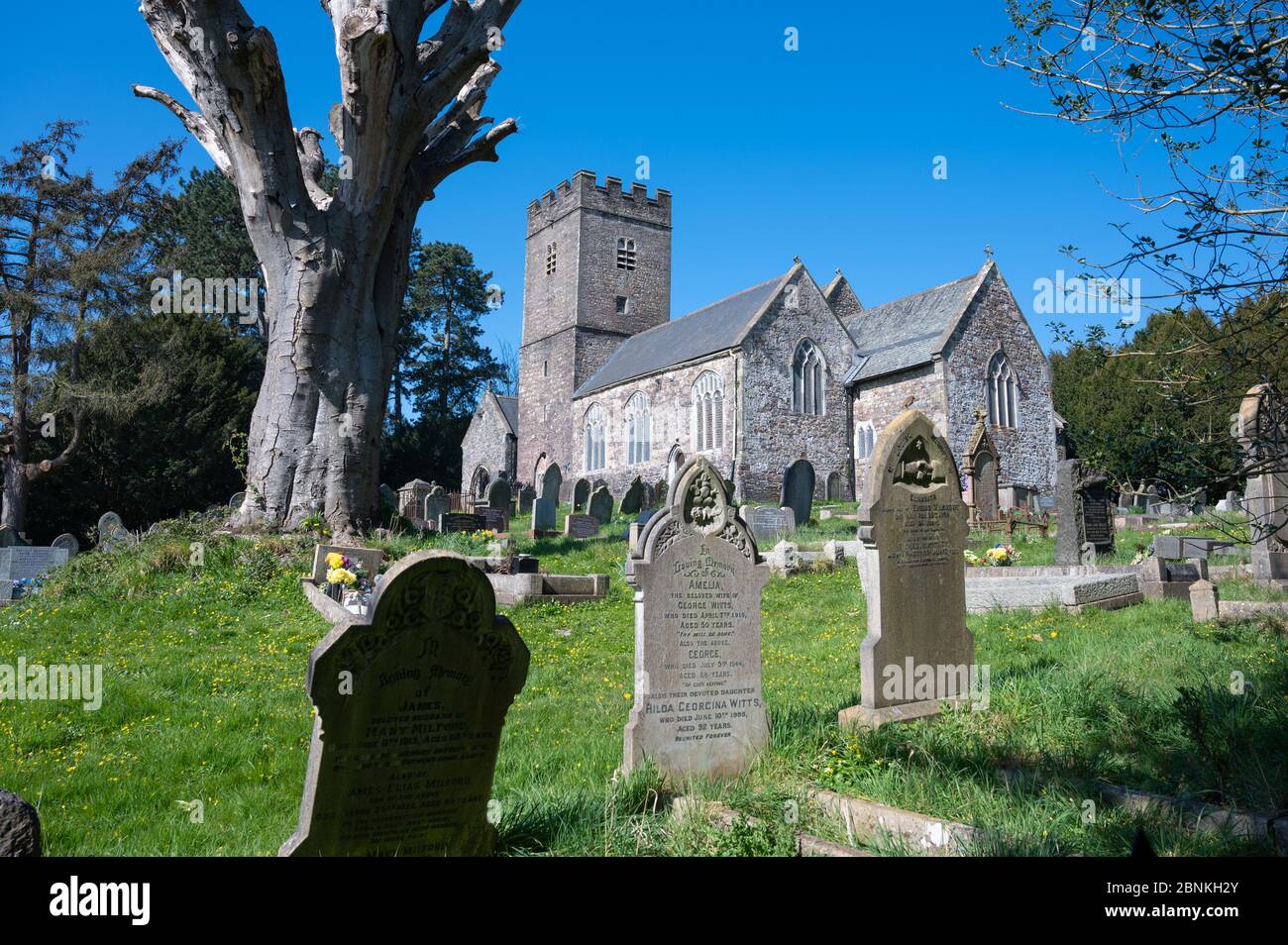 Chiesa Parrocchiale di St Mellons, Cardiff, sotto un cielo blu sotto il sole di primavera durante la pandemia del coronavirus, 25/3/20. Foto Stock