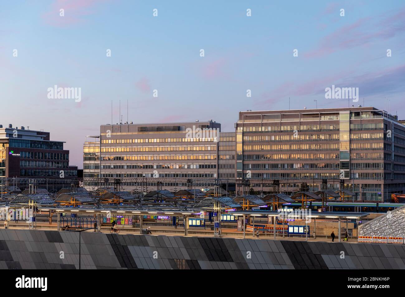 Helsinki, Finlandia - 9 maggio 2020: La stazione ferroviaria di Pasila è un punto di snodo dei trasporti pubblici a Helsinki. E' la seconda stazione ferroviaria piu' trafficate in Finlandia An Foto Stock