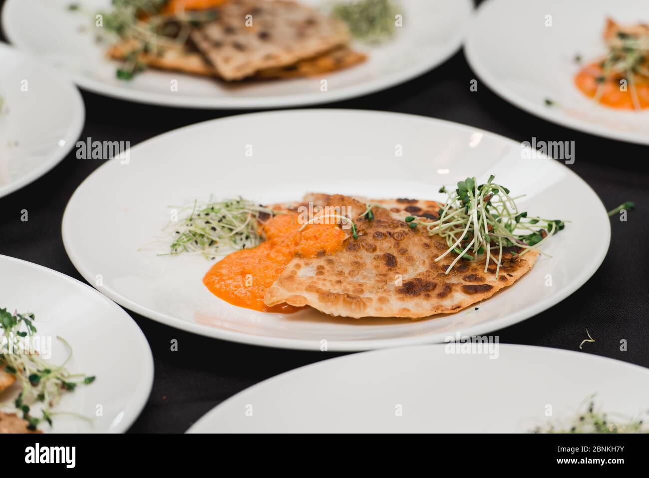 Cucina uzbeka orientale Tatar, cheburek con carne su un piatto bianco Foto Stock