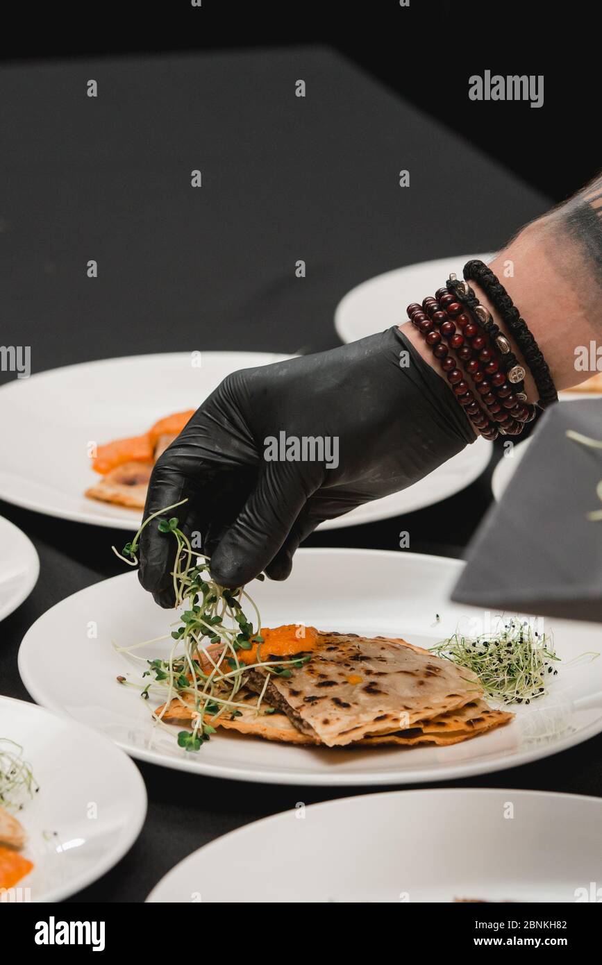 Cucina uzbeka orientale Tatar, cheburek con carne su un piatto bianco Foto Stock