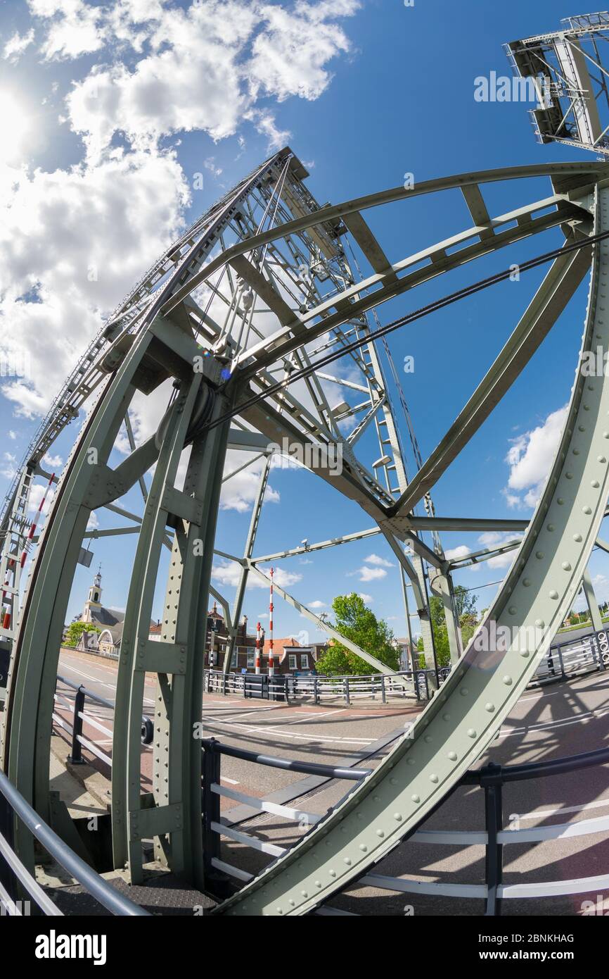 Vista grandangolare del ponte di sollevamento sul fiume Gouwe a Waddinxveen, Paesi Bassi Foto Stock