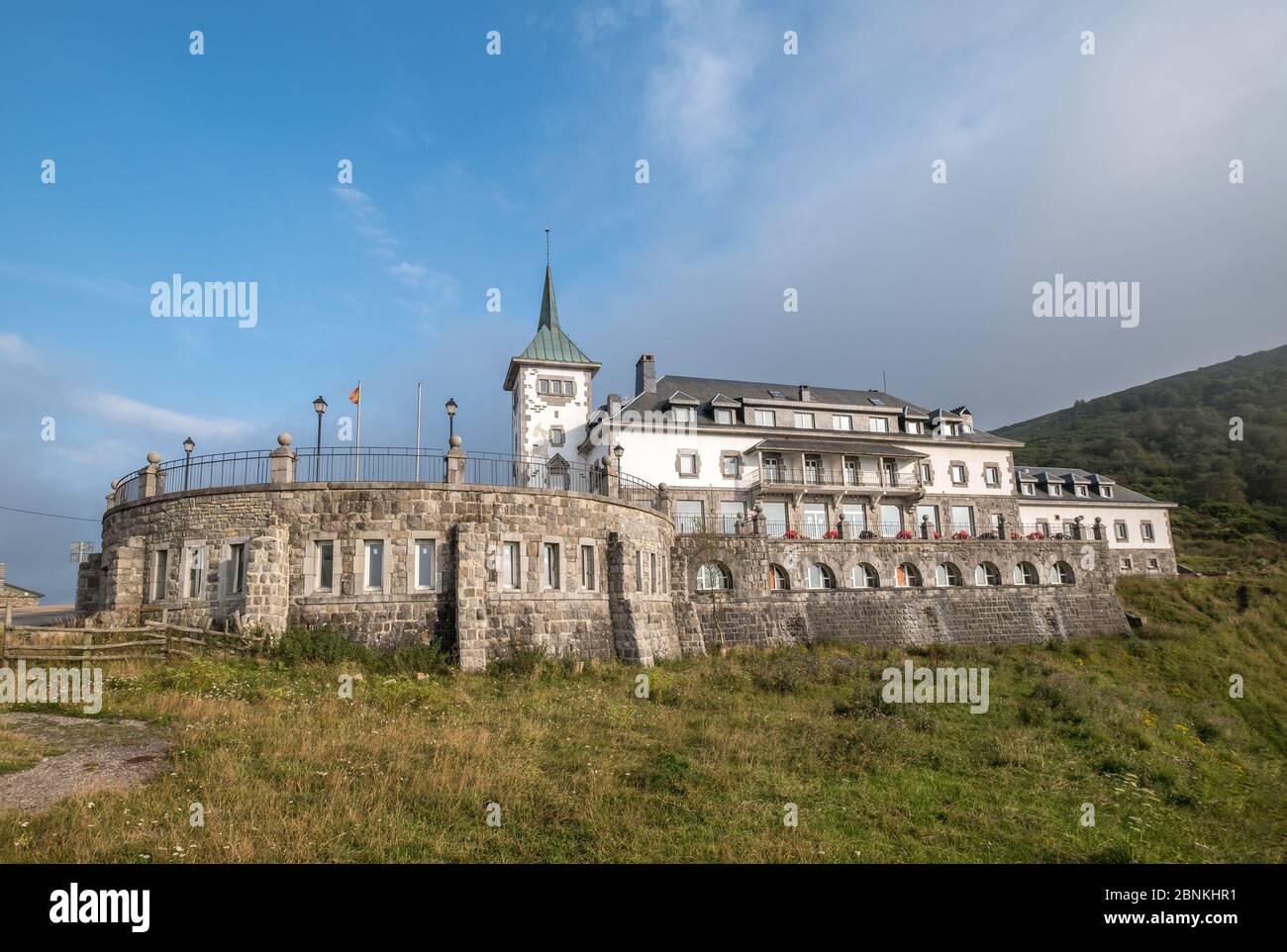 Il Parador fantasma del villaggio di Puerto Pajares nelle Asturie nel nord della Spagna passo di montagna a 1378 m che collega le Asturie con Leon Foto Stock