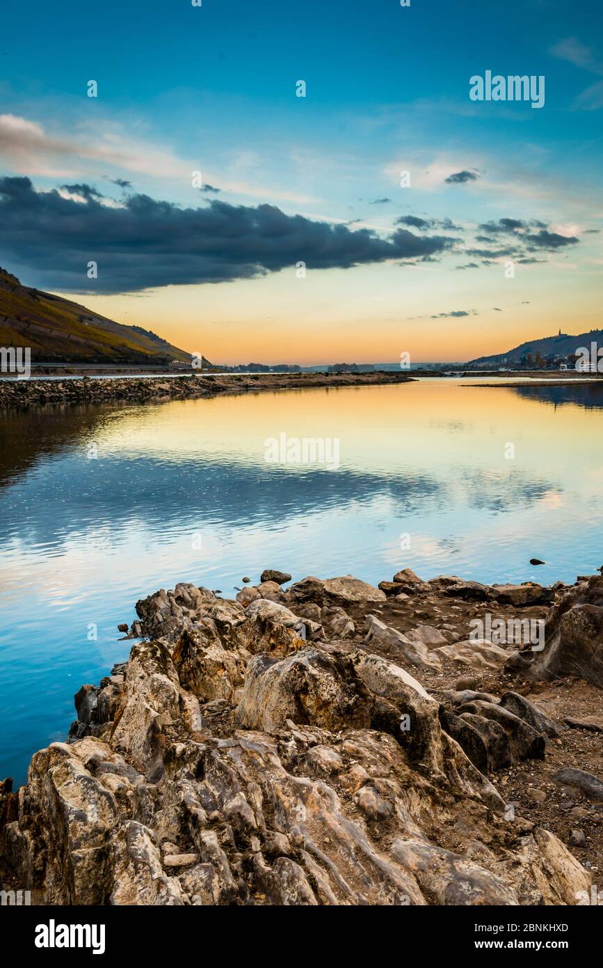 Vista dall'isola della Torre del mouse (Bingen) con bassa marea, all'inizio della Valle del Medio Reno a Binger Loch, patrimonio dell'umanità dell'UNESCO, Valle del Medio Reno, Rhein-Nahe-Eck, Foto Stock