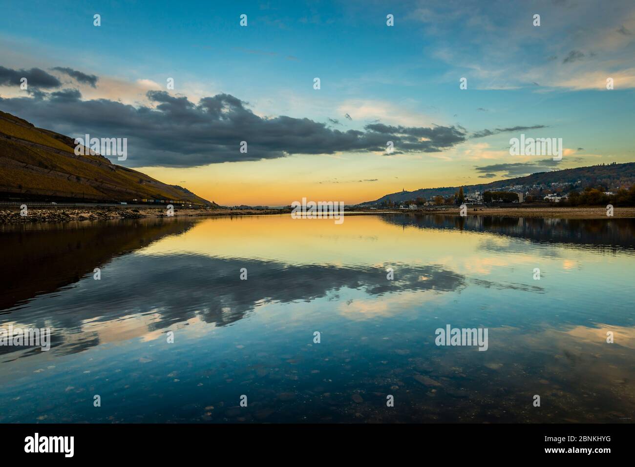 Vista dall'isola della Torre del mouse (Bingen) con bassa marea, all'inizio della Valle del Medio Reno a Binger Loch, patrimonio dell'umanità dell'UNESCO, Valle del Medio Reno, Rhein-Nahe-Eck, Foto Stock