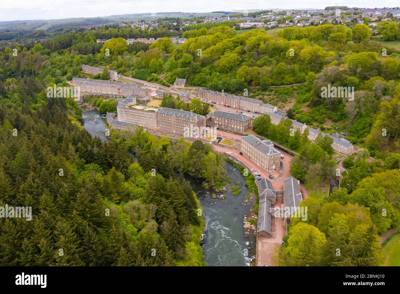 Vista aerea del sito patrimonio dell'umanità di New Lanark, chiusa durante la chiusura della covid-19, accanto al fiume Clyde nel Lanarkshire meridionale, Scozia, Regno Unito Foto Stock