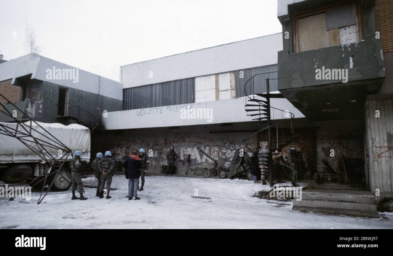 23 febbraio 1994 durante l'assedio di Sarajevo: Soldati francesi custodisce armi serbe bosniache in un cantiere scolastico nella zona di Grbavica della città. Foto Stock