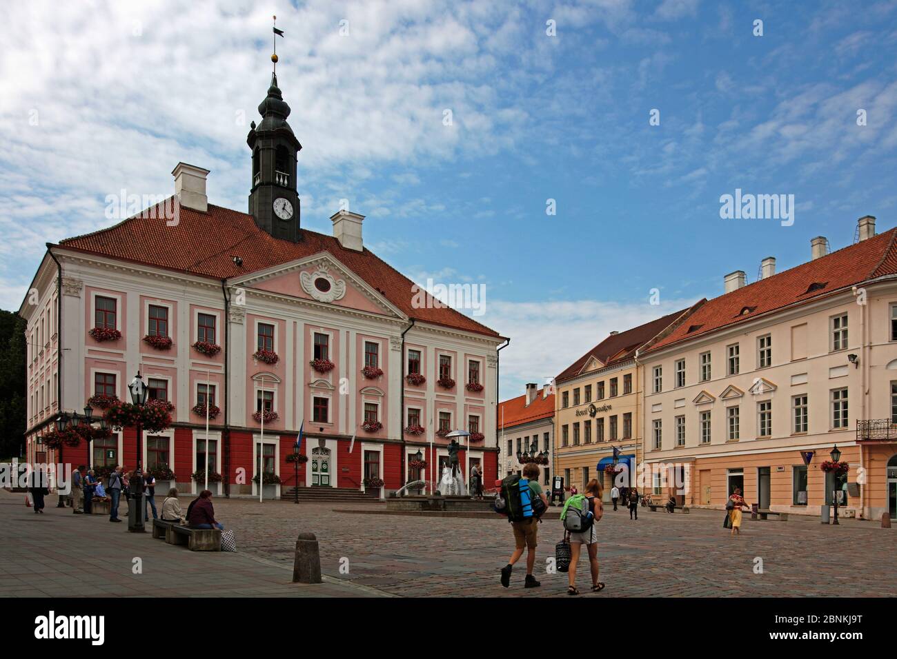 Stati baltici, Estonia, Tartu, municipio, classicismo precoce, facciata, fontana, studenti bacianti Foto Stock