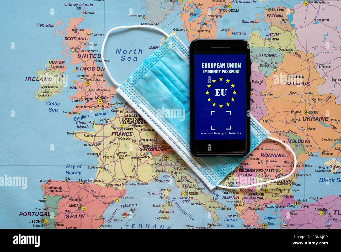 App passaporto per l'immunità e maschera medica sulla mappa europea. Viaggiare durante il Concept Covid-19. Foto Stock