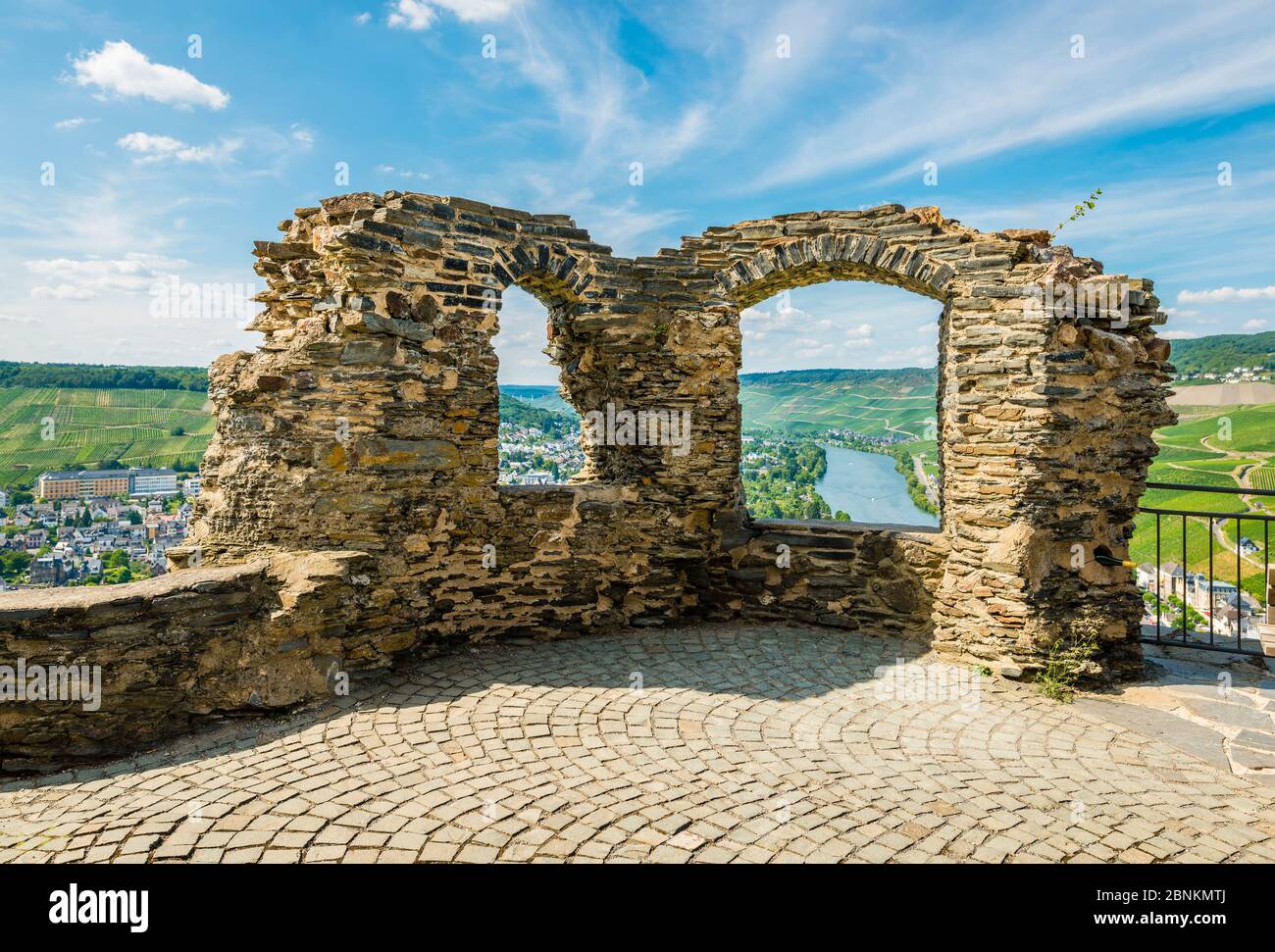 Castello di Landshut vicino Bernkastel-Kues, vista di Kues, uno dei più bei castelli della Mosella, Moselle loop anche degno di vedere, Foto Stock