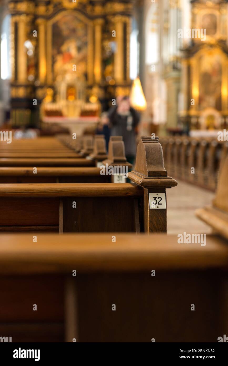 Interno della chiesa, panchine, Basilica Papale di Sant'Anna, Altötting, Baviera, Germania Foto Stock