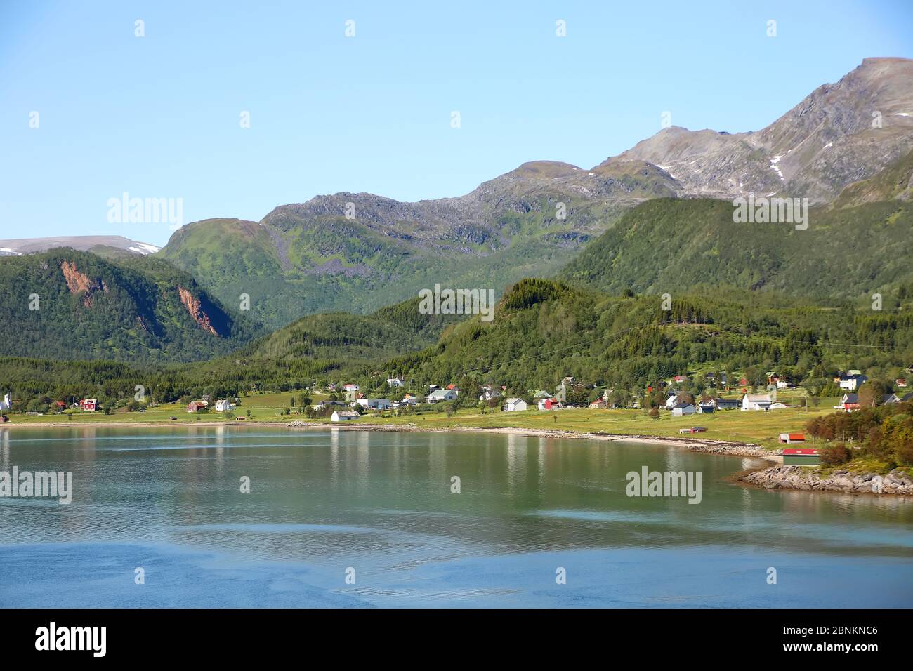 Bellissimo paesaggio panoramico di fiordi, isole, villaggio e passaggi interni; l'Andfjorden & Vestfjorden, tra Bodo & Hammerfest, Norvegia. Foto Stock