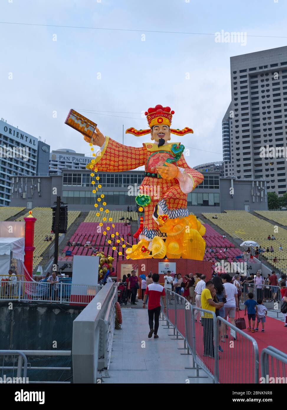 decorazioni con statue dh Chinese di Capodanno A MARINA BAY SINGAPORE Foto Stock