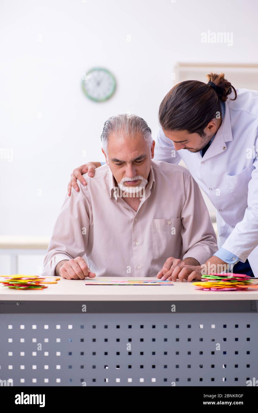 Medico e paziente che soffre della malattia di Alzheimer Foto Stock