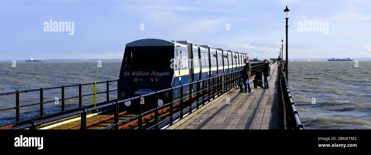 Il treno sul Pier, Southend-on-Sea Town, Thames estuary, Essex, County, Inghilterra, UK Foto Stock