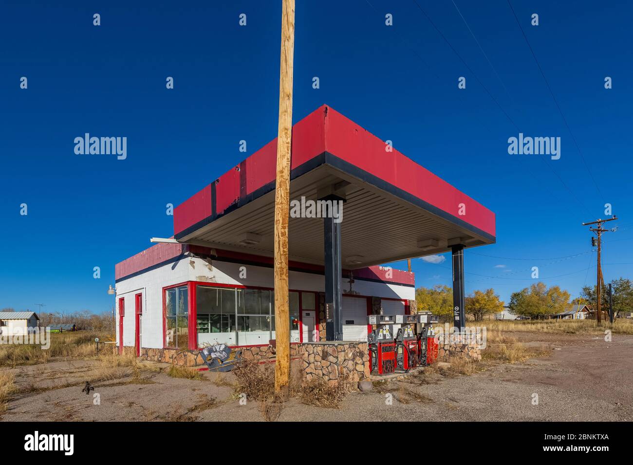 Stazione di servizio abbandonata a Chama, New Mexico, USA [Nessuna release di proprietà; disponibile solo per licenze editoriali] Foto Stock