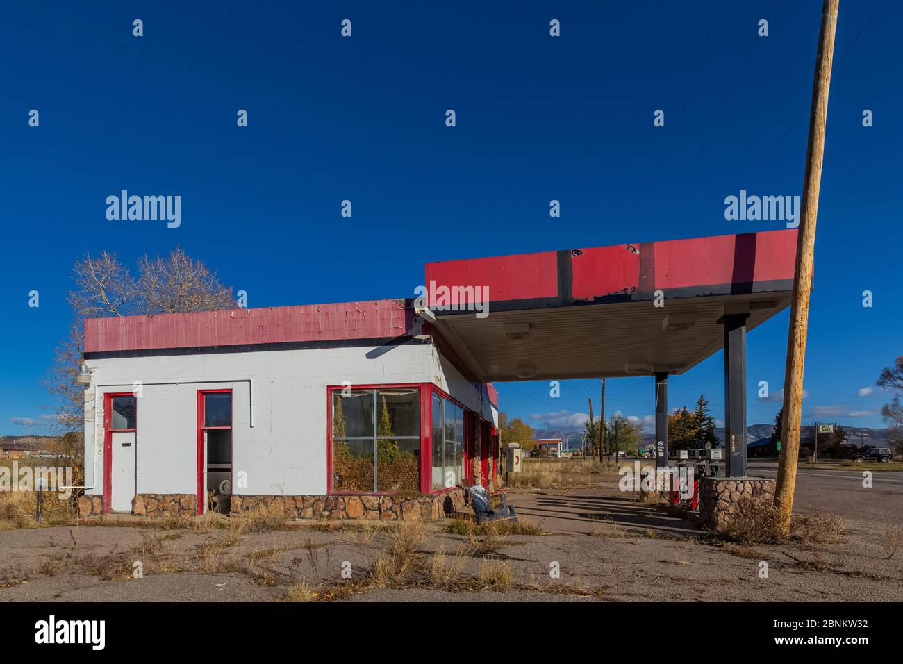 Stazione di servizio abbandonata a Chama, New Mexico, USA [Nessuna release di proprietà; disponibile solo per licenze editoriali] Foto Stock