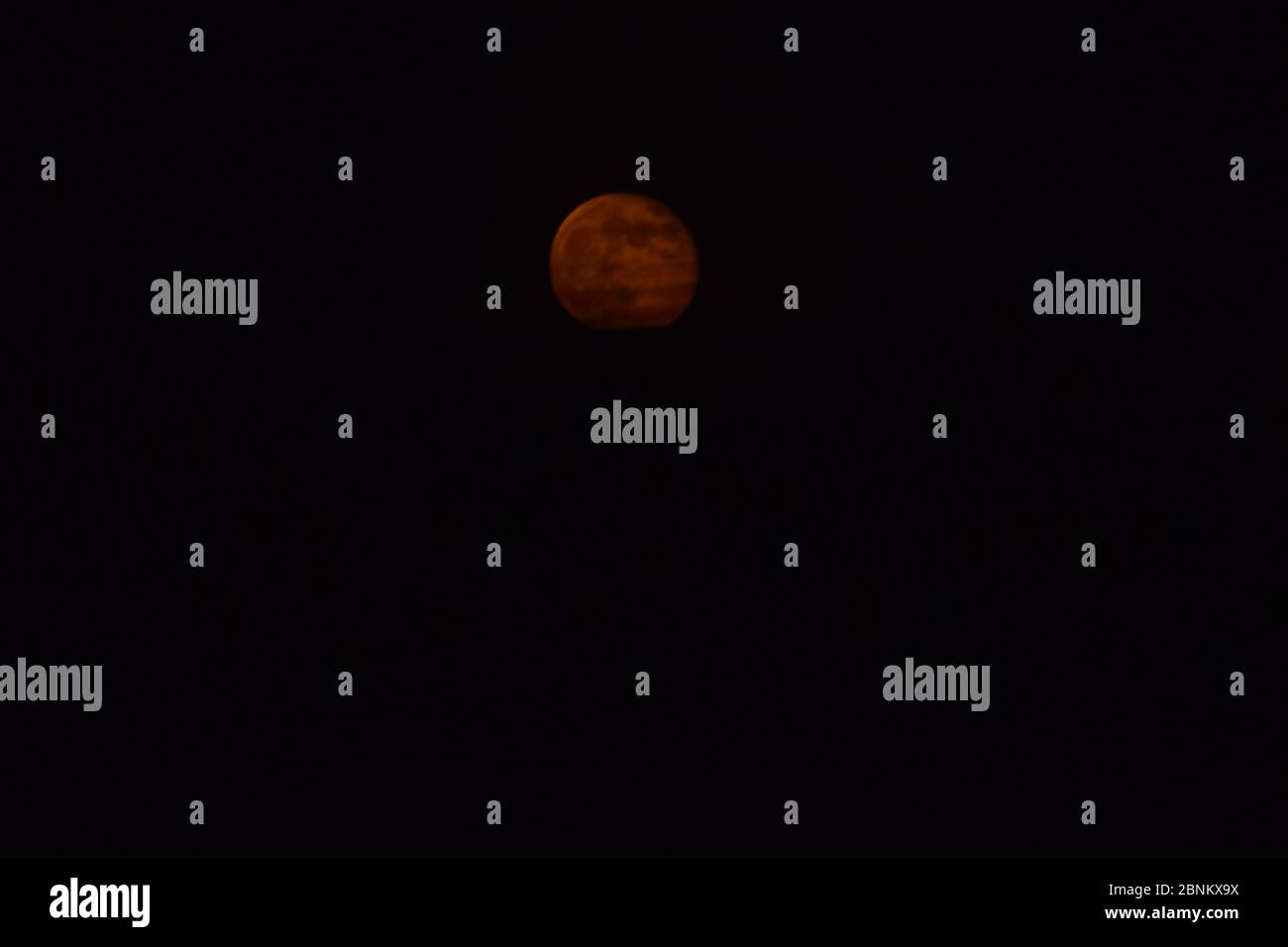 rosso sangue scuro luna piena Foto Stock