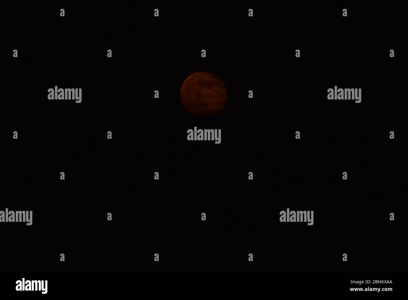 rosso sangue scuro luna piena Foto Stock
