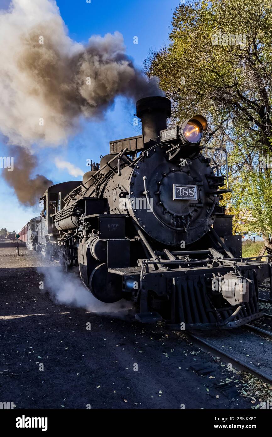 Locomotive pronte per una corsa presso la stazione di Chama della ferrovia panoramica Cumbres & Toltec a Chama, New Mexico, USA Foto Stock