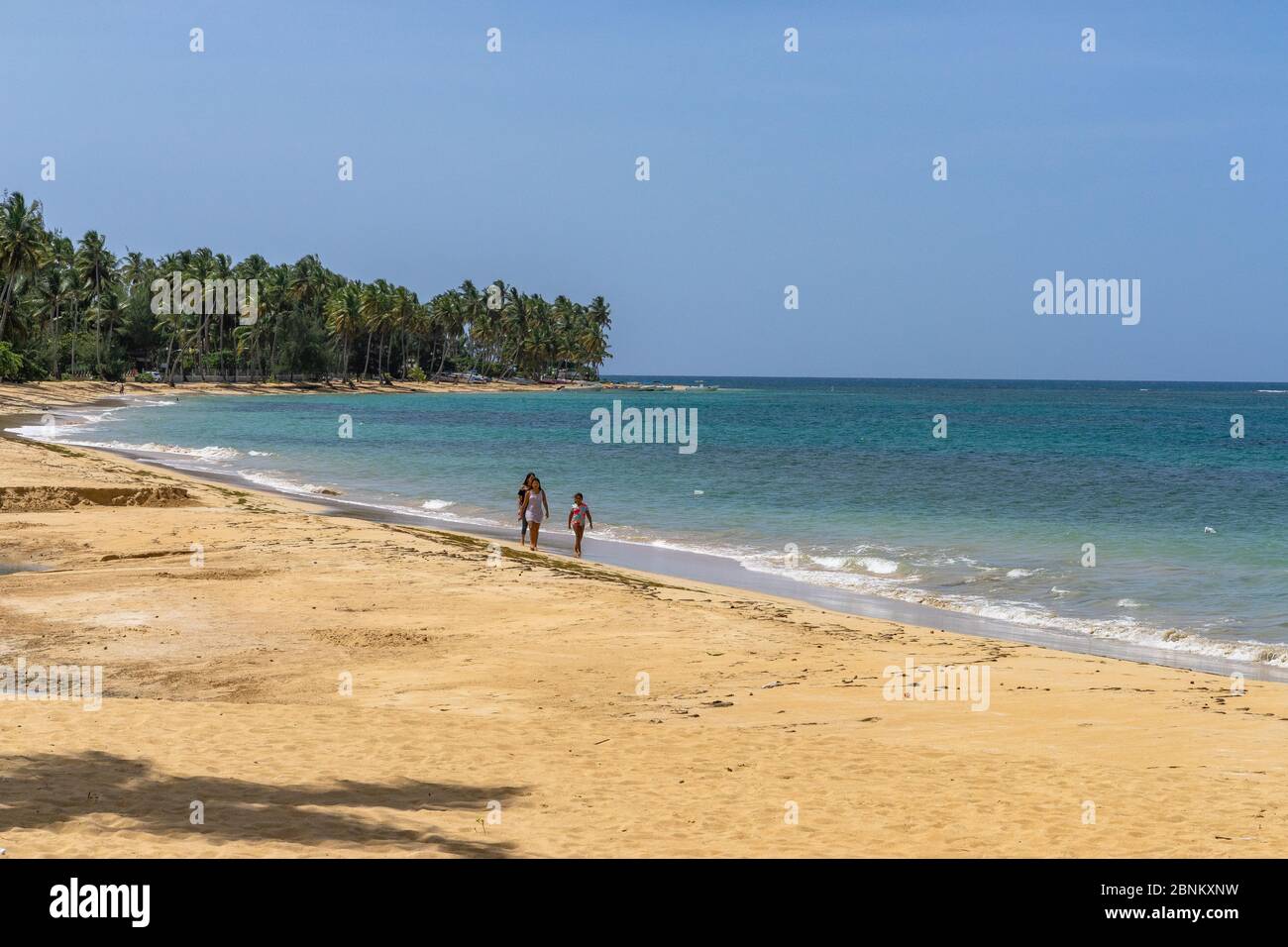 America, Caraibi, grandi Antille, Repubblica Dominicana, Samaná, Las Terrenas, madre e figlia camminano lungo la spiaggia di sabbia fine di Playa Punta Popy Foto Stock