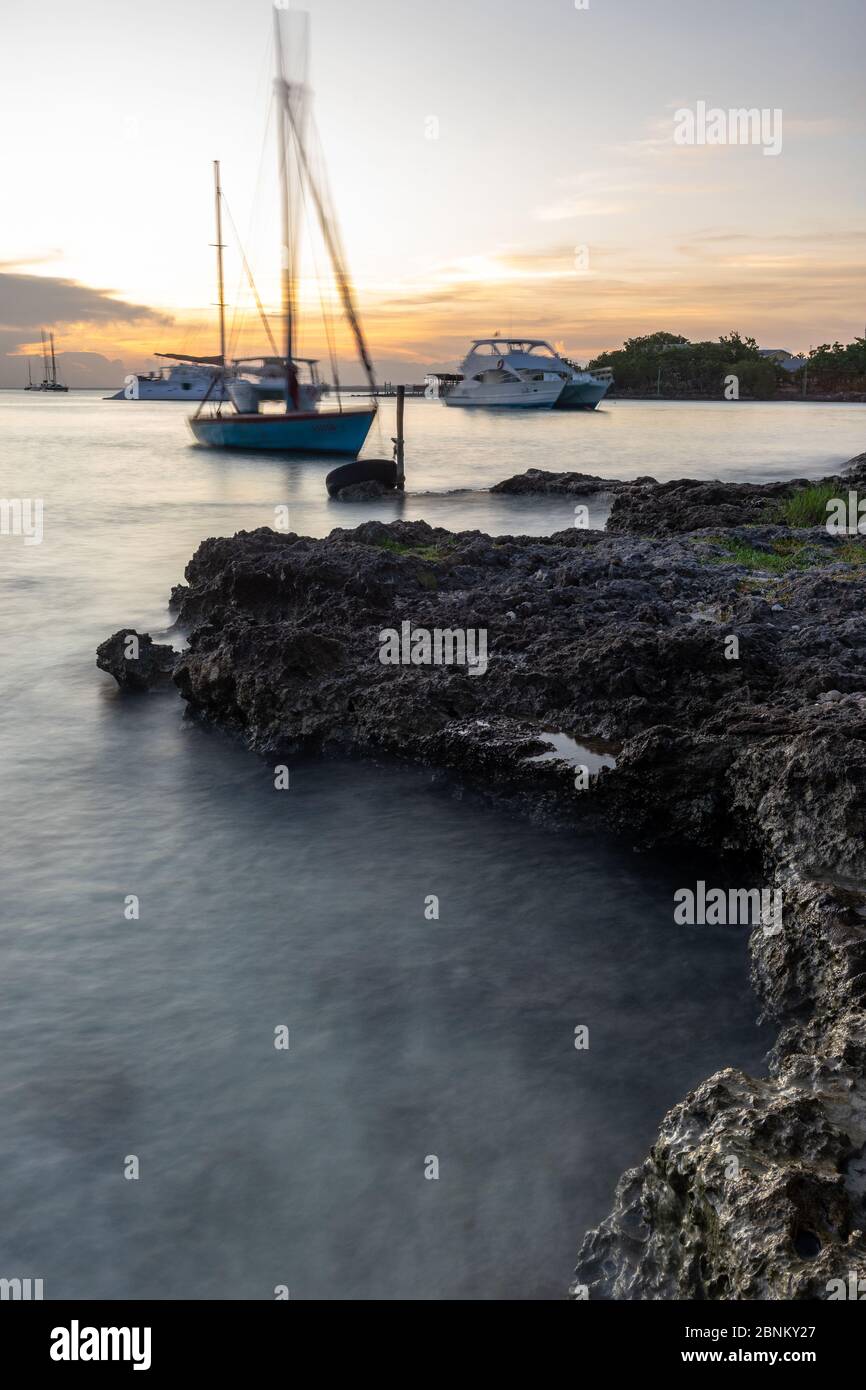 America, Caraibi, Antille maggiori, Repubblica Dominicana, Provincia di la Altagracia, Bayahibe, tramonto caraibico nella baia di Bayahibe Foto Stock