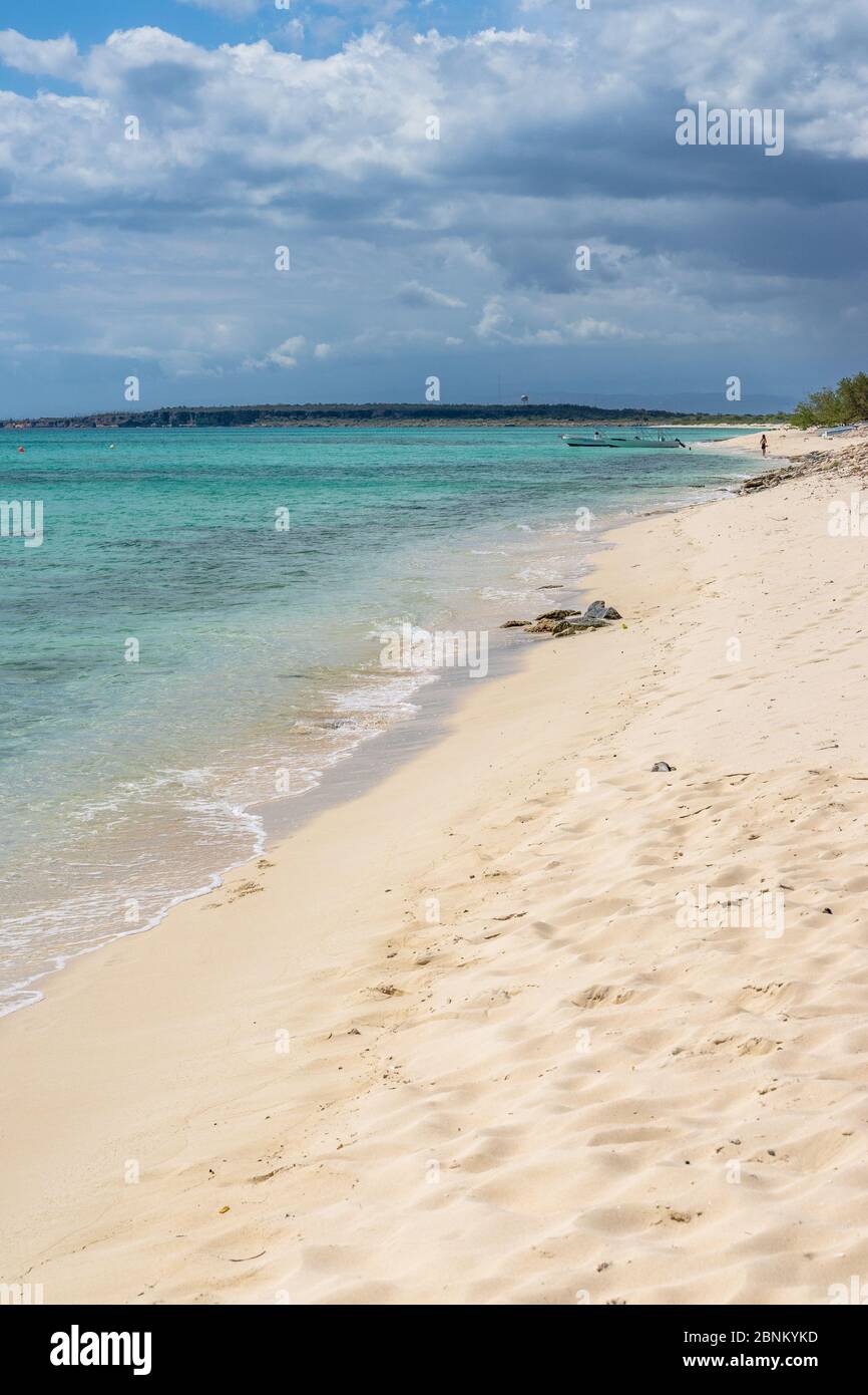 America, Caraibi, grandi Antille, Repubblica Dominicana, Pedernales, turisti camminano lungo la spiaggia da sogno del Bahía de las Aguilas Foto Stock
