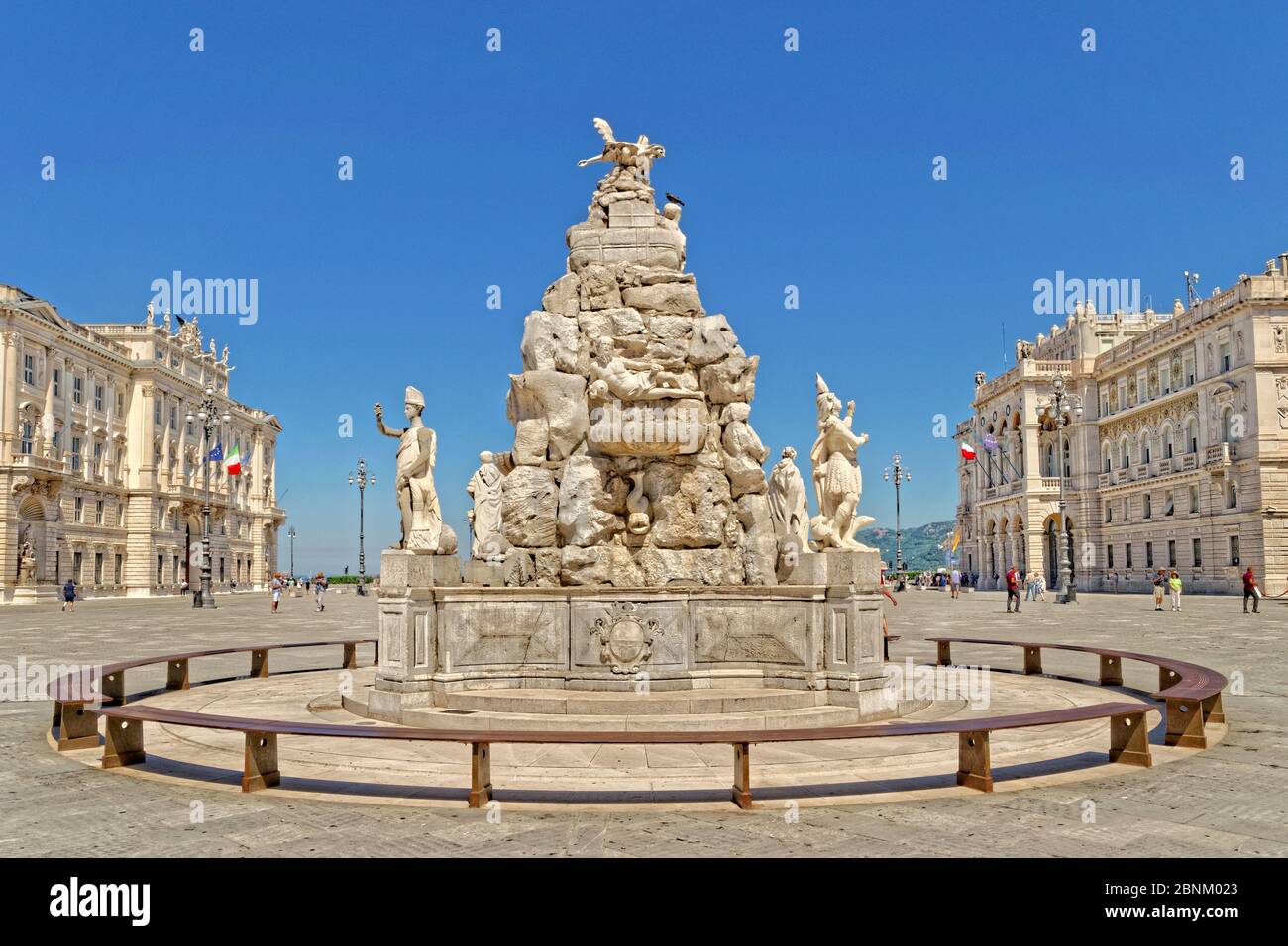 Piazza Unità d'Italia o unità di Italia piazza con la Fontana dei Quattro continenti,o la Fontana dei quattro continenti a Trieste, Italia. Foto Stock